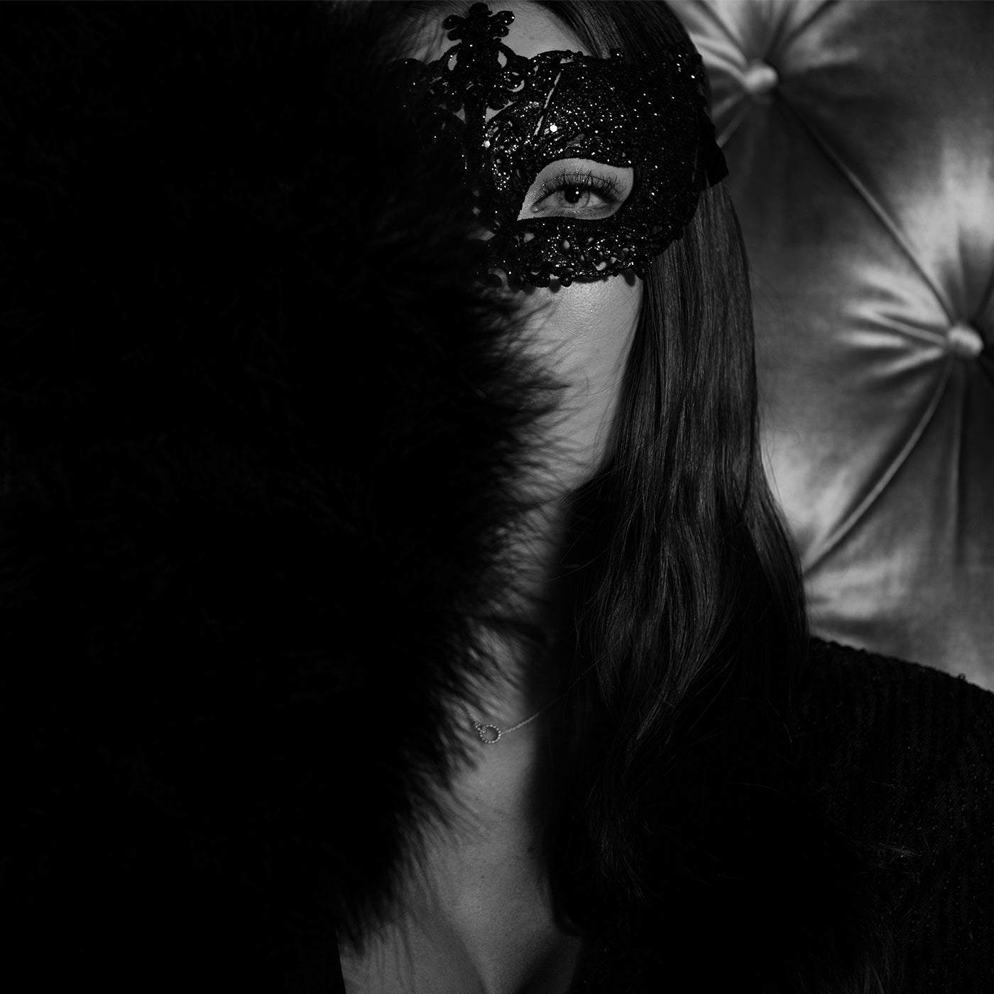 Kvinna med elegant maskeradmask i exklusiv nattklubbsmiljö på Velvetroom i Stockholm.