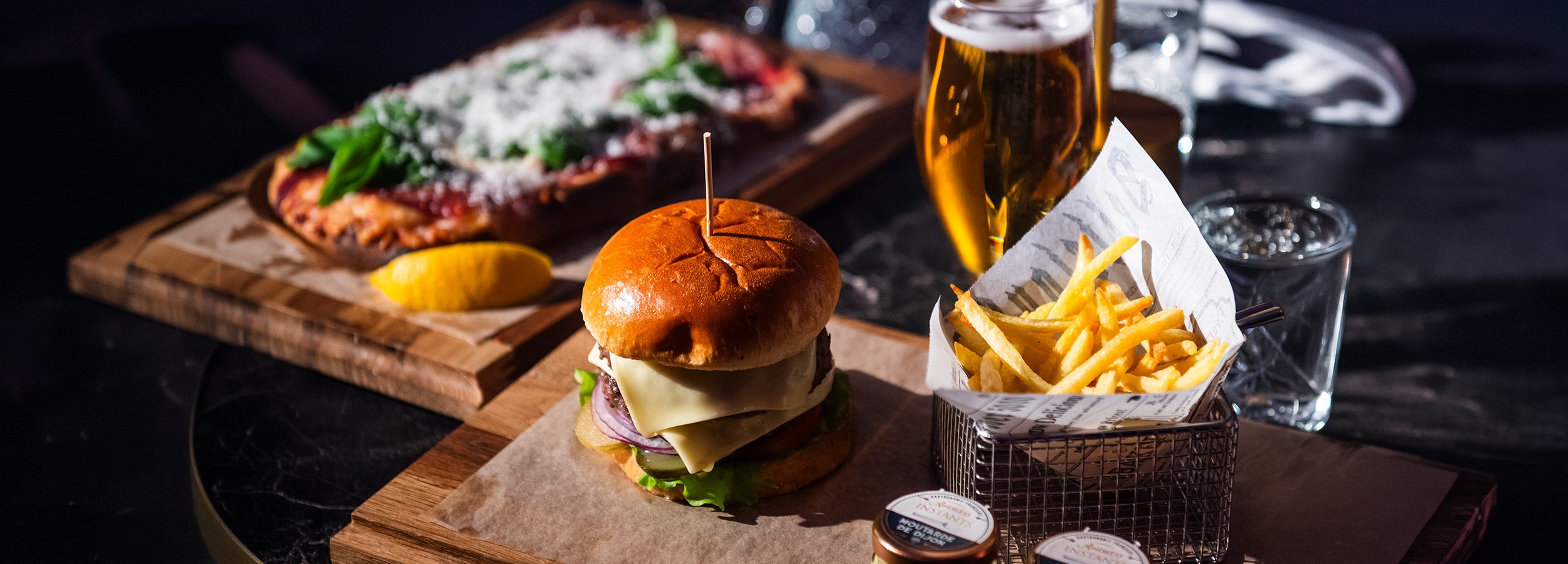 velvetroom-stockholm-nattklubb-burgare-pizza-middag