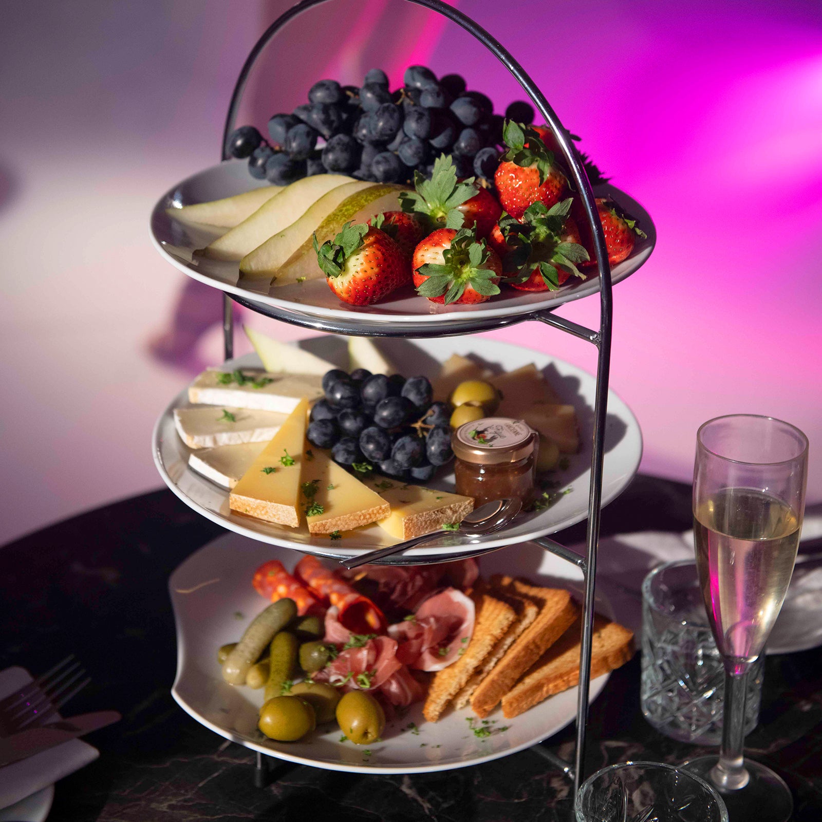 Exklusivt delikatessfat med frukt, ost och charkuterier serverat på nattklubben Velvetroom i Stockholm.