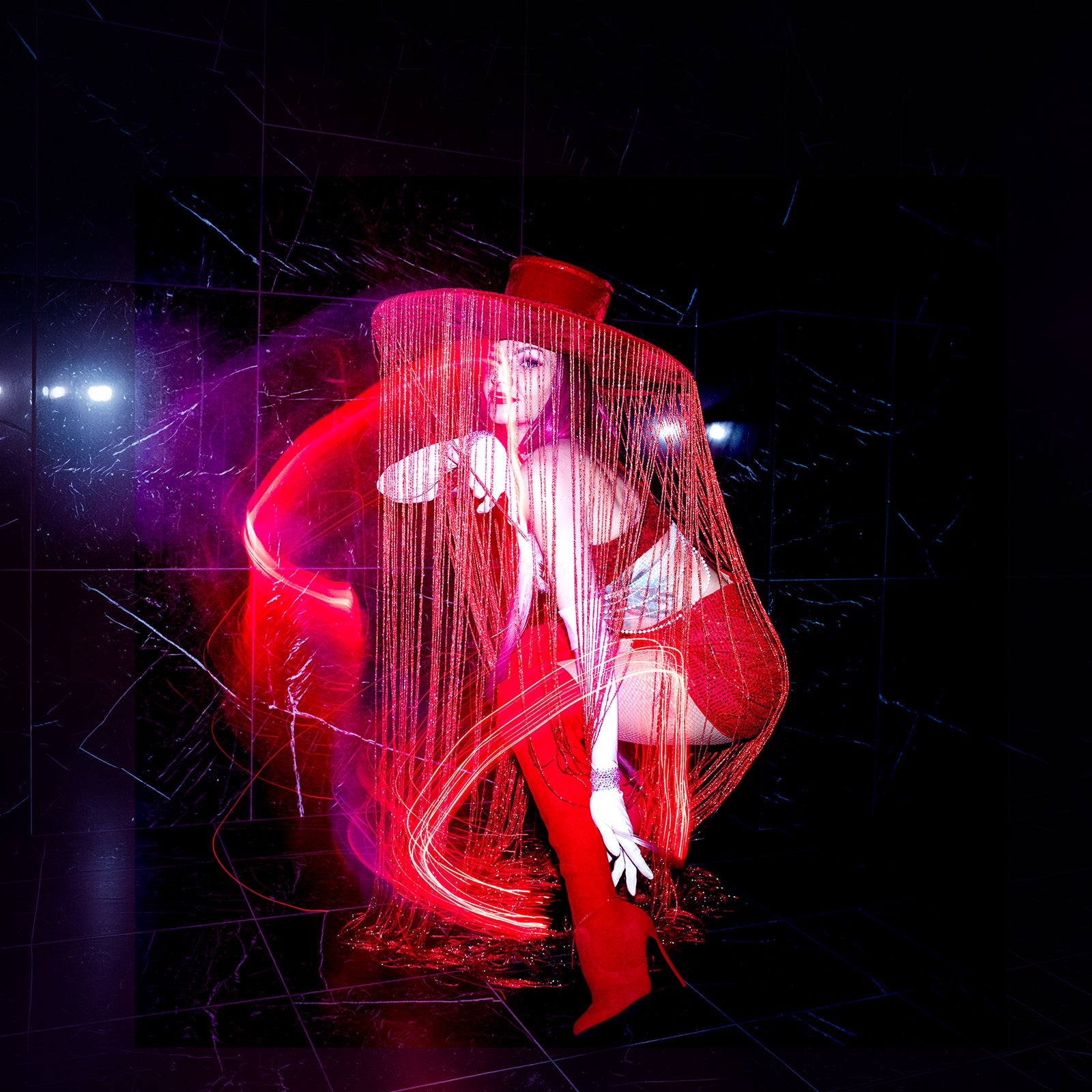 Showdansare i röd outfit med ljuseffekter i exklusiv nattklubbsmiljö på Velvetroom i Stockholm.